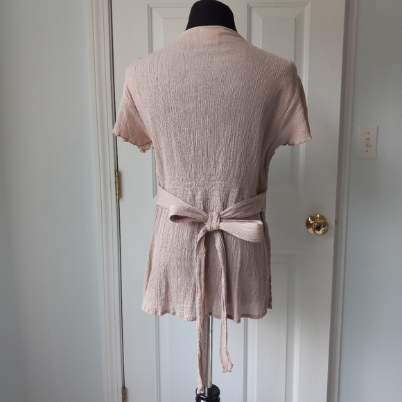 Cute Tunic Top with Bow in the Back - Picture 3 of 15